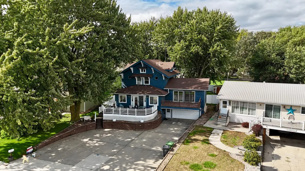 506 W Lake Avenue, Worthington, MN 56187 - #1