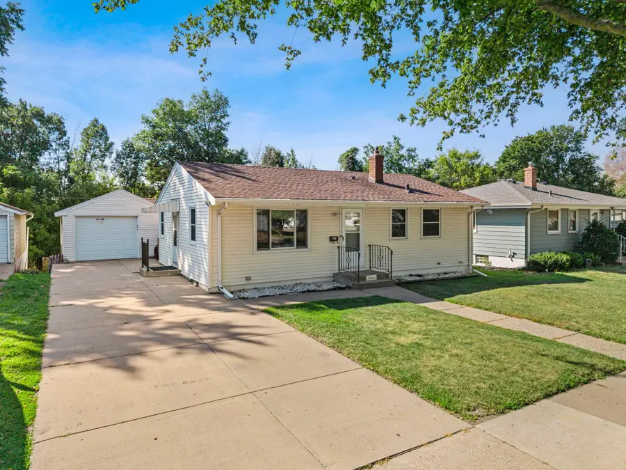 2156 Hawthorne Avenue E, Saint Paul, MN 55119 - #2