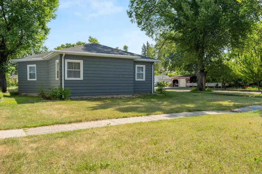 824 4th Avenue N, Wahpeton, ND 58075 - #3