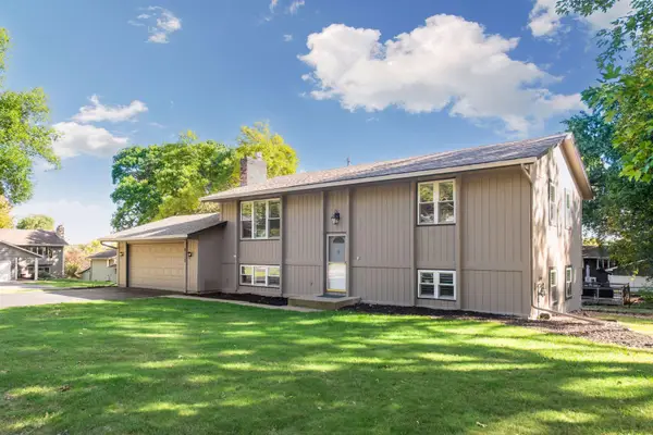 8113 Dakota Lane, Chanhassen, MN 55317