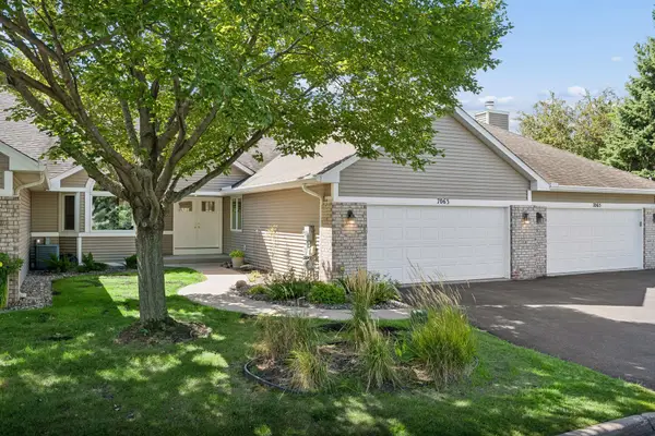 7063 Oak Pointe Curve, Bloomington, MN 55438