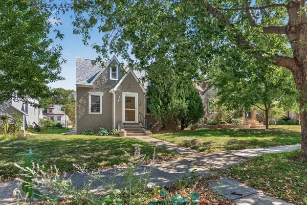 4242 Thomas Avenue N, Minneapolis, MN 55412