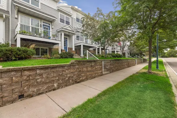 1662 Village Trail E #3, Maplewood, MN 55109