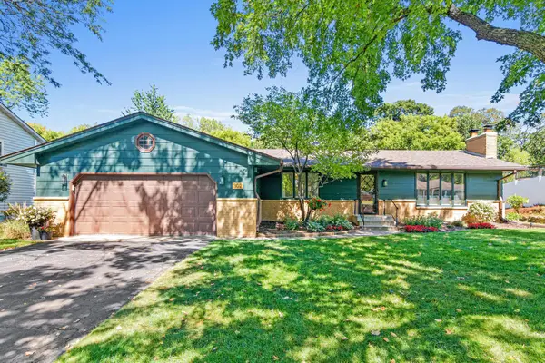 302 Heritage Circle N, Burnsville, MN 55337