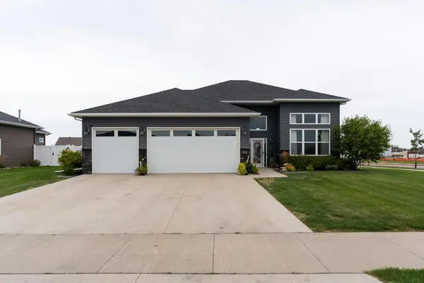 902 50th Avenue W, West Fargo, ND 58078