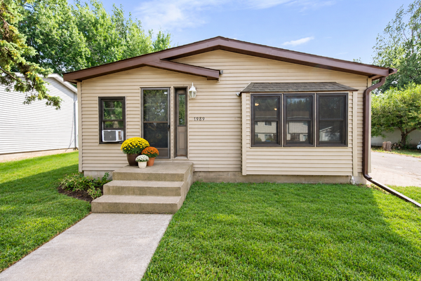 1989 Cardinal Drive, Centerville, MN 55038