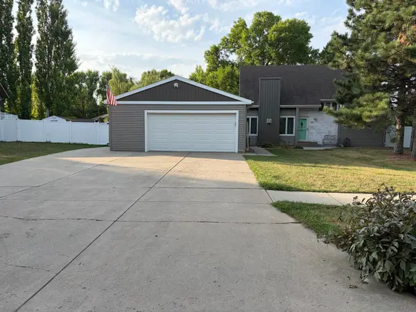 1825 Prairie Lane S, Fargo, ND 58103