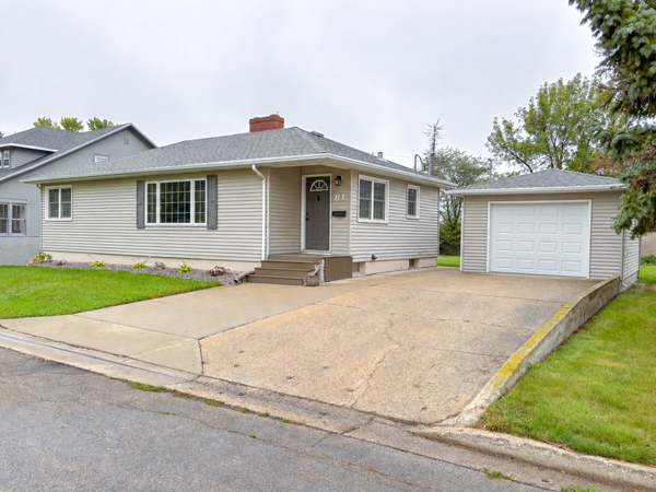 81 4th Avenue N, Wahpeton, ND 58075