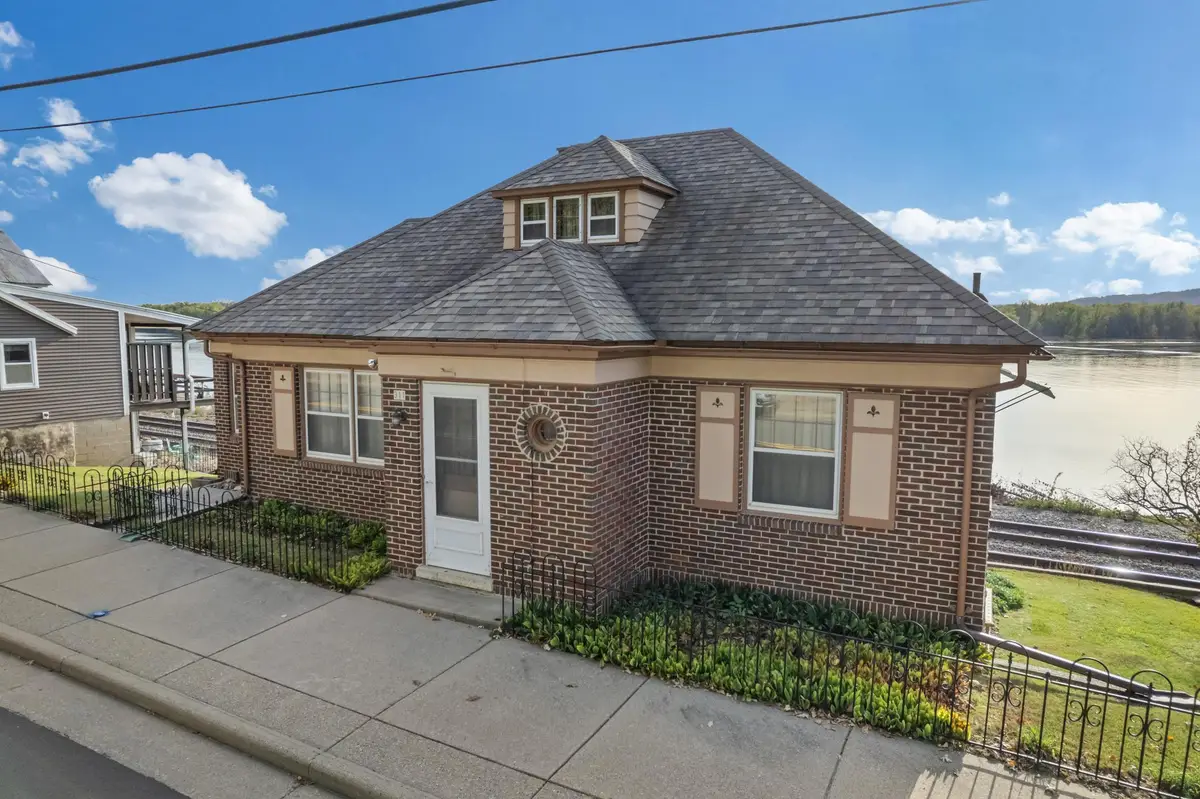 311 N Shore Drive, Fountain City, WI 54629 - #1