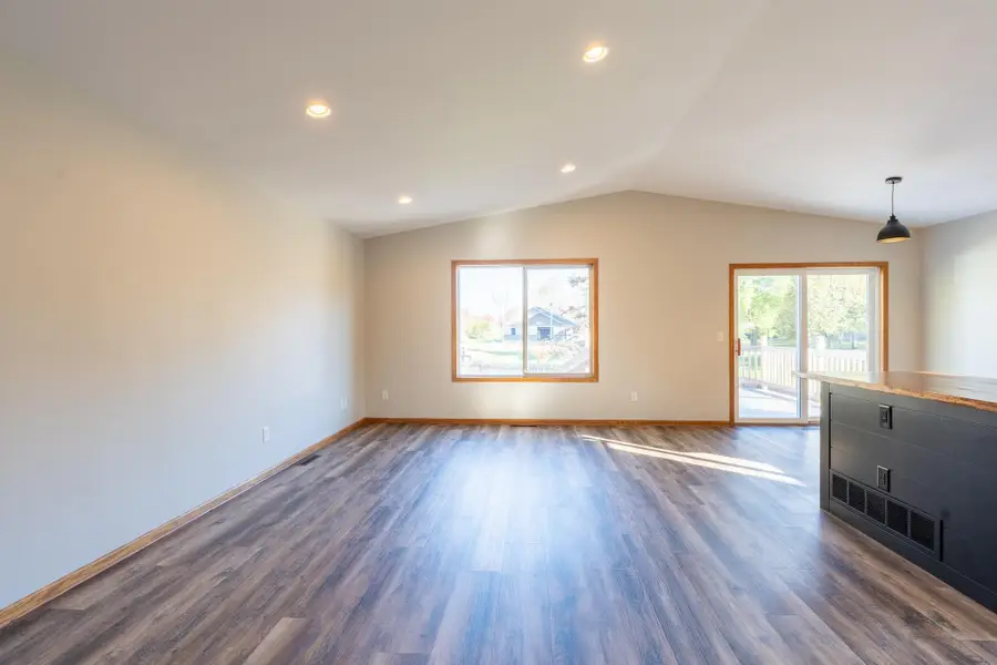 915 8th Avenue Nw, Hutchinson, MN 55350 - #3