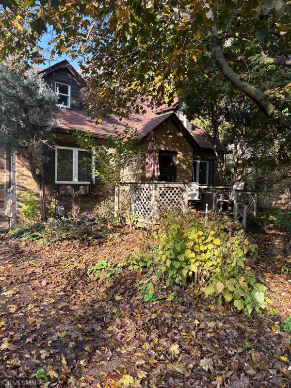1907 Snelling Avenue N, Falcon Heights, MN 55113