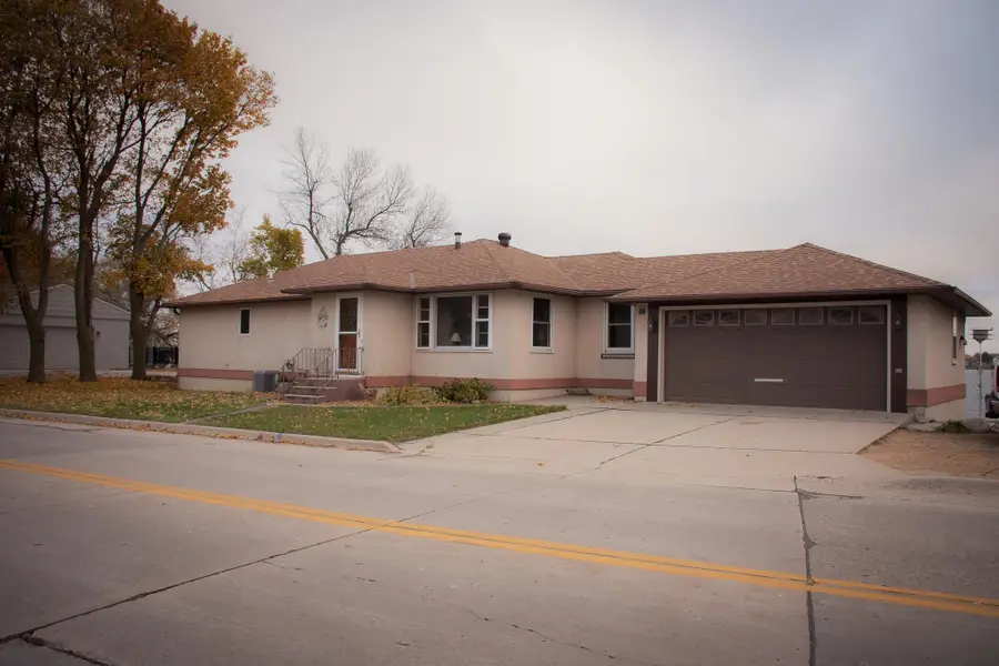 913 W Lake Avenue, Worthington, MN 56187 - #2