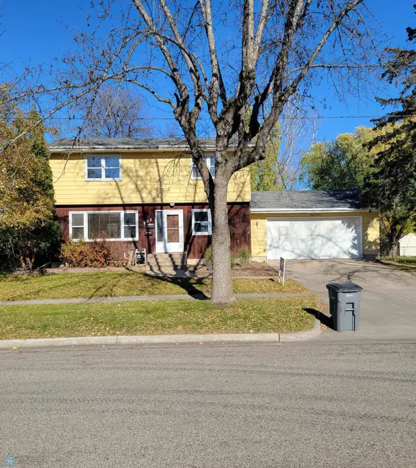 802 11th Avenue N, Moorhead, MN 56560