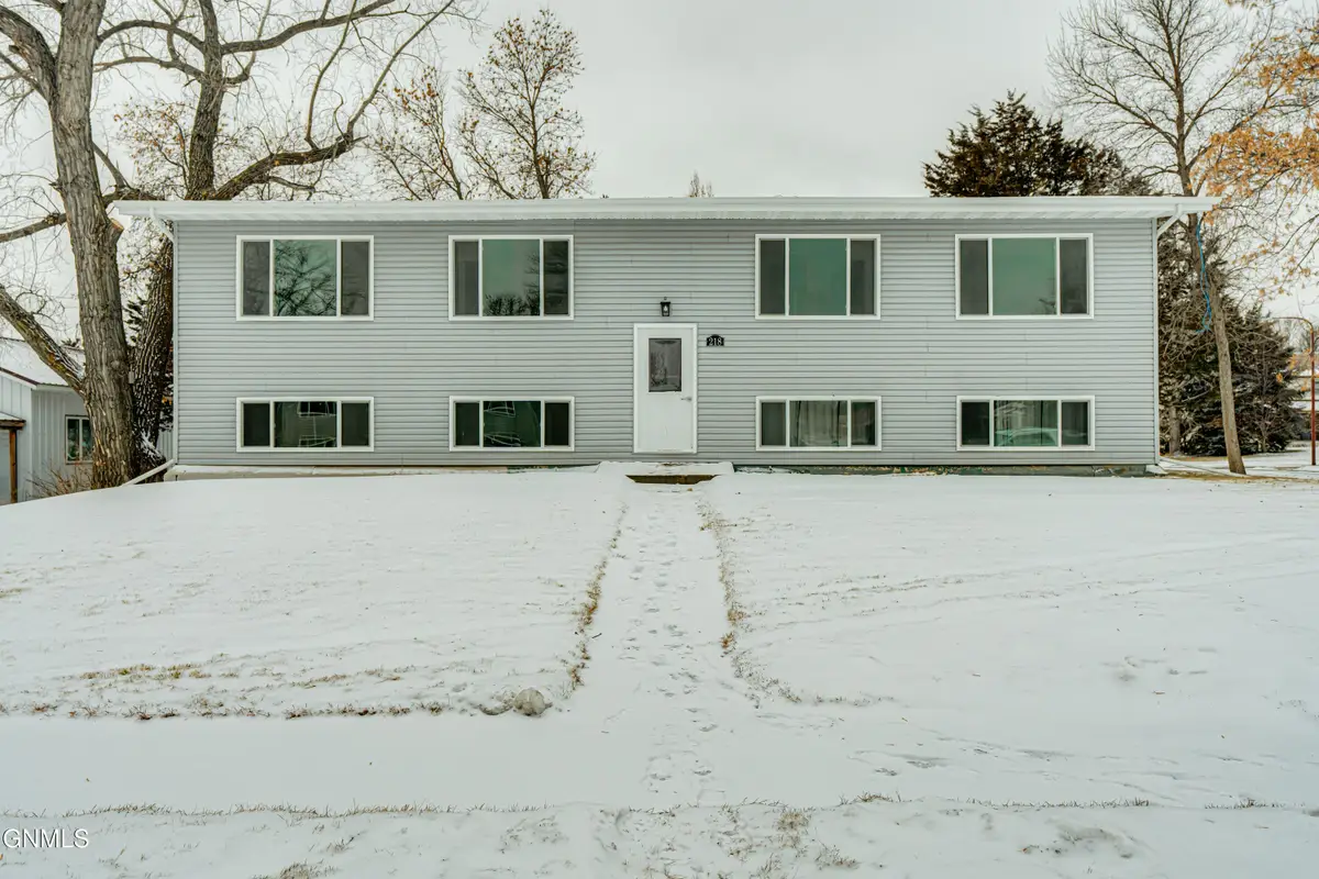 218 Lakota Avenue N, Center, ND 58530 - #1