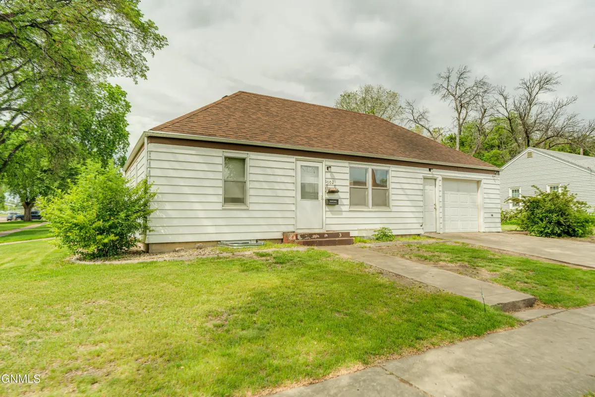 1002 F Avenue E, Bismarck, ND 58501 - #1