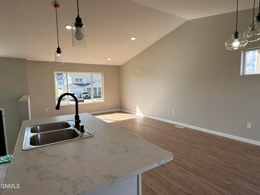 1206 9th Street Sw, Watford City, ND 58854 - #3