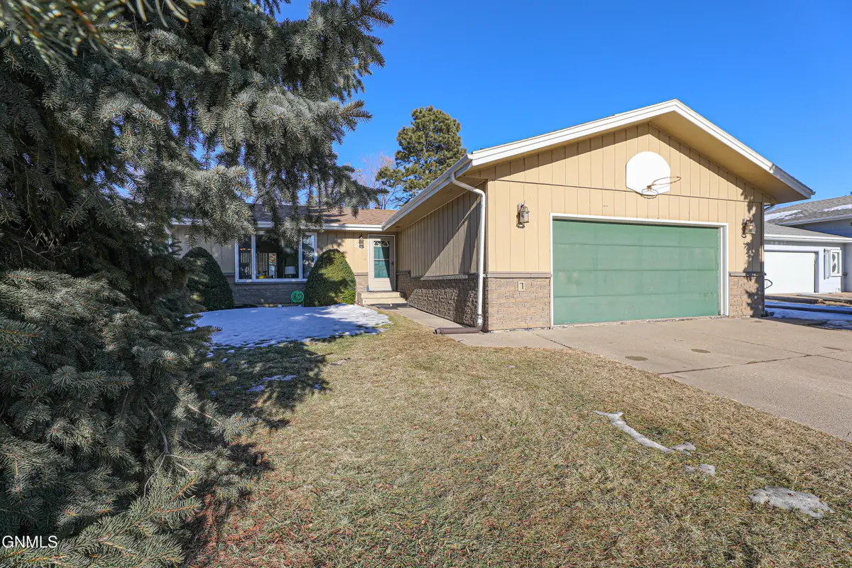 524 Weatherby Way, Bismarck, ND 58503 - #1