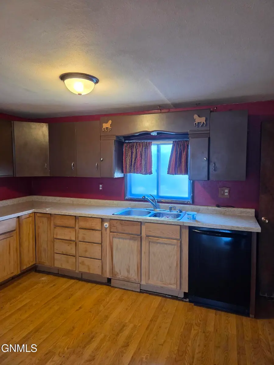 408 South Avenue E, Glen Ullin, ND 58631 - #2