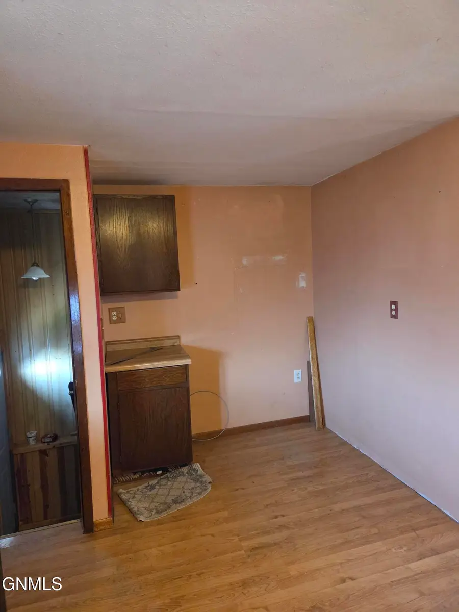 408 South Avenue E, Glen Ullin, ND 58631 - #3
