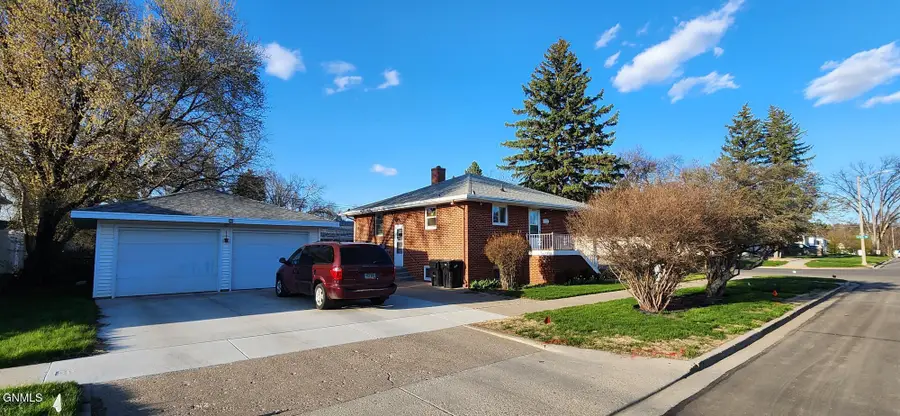 1422 E Ave E, Bismarck, ND 58501 - #2