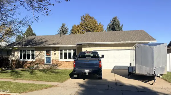118 Versailles Avenue, Bismarck, ND 58503