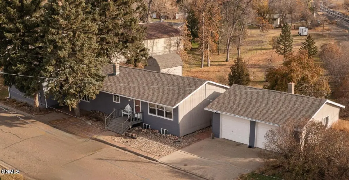 306 5th Avenue Ne, Hazen, ND 58545 - #1