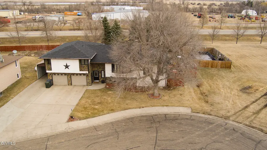 818 Mannhaven Street #1, Hazen, ND 58545 - #2