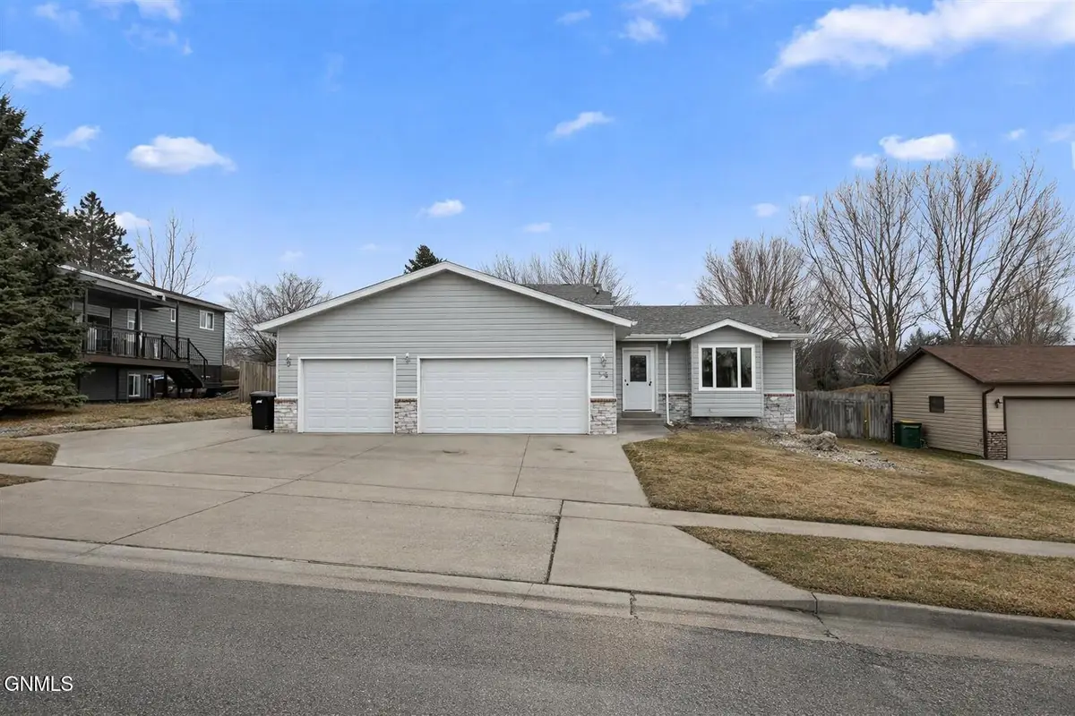 138 Calgary Avenue, Bismarck, ND 58503 - #1