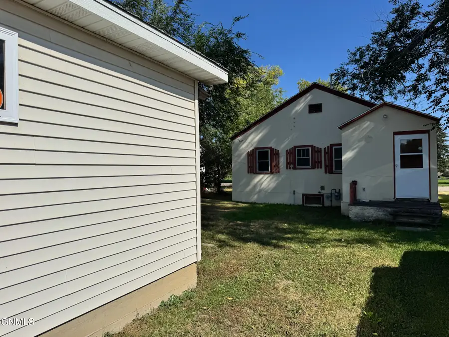 711 8th Avenue W, Williston, ND 58801 - #3
