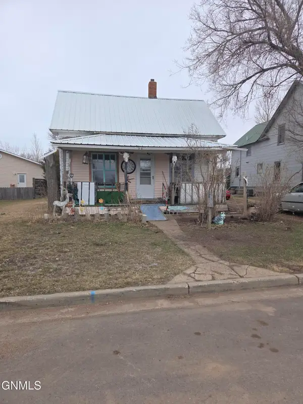 112 4th Street S, Glen Ullin, ND 58631