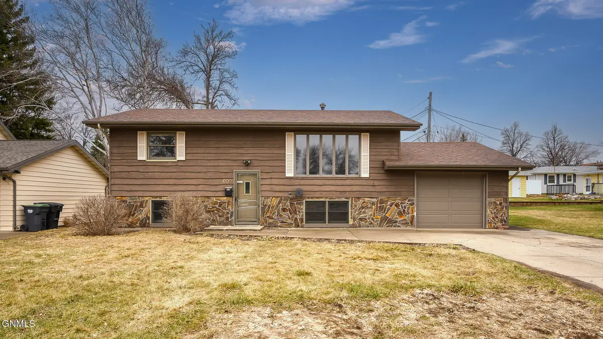 609 14th Street Nw, Mandan, ND 58554 - #1