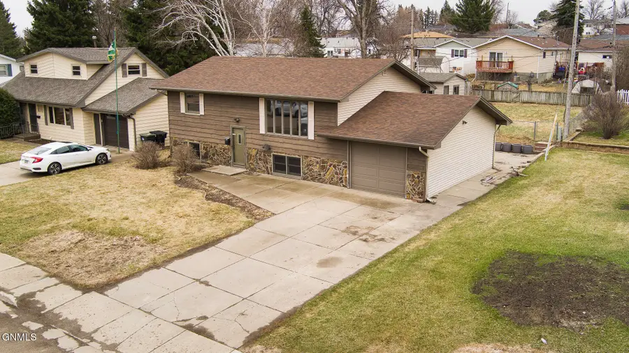 609 14th Street Nw, Mandan, ND 58554 - #2
