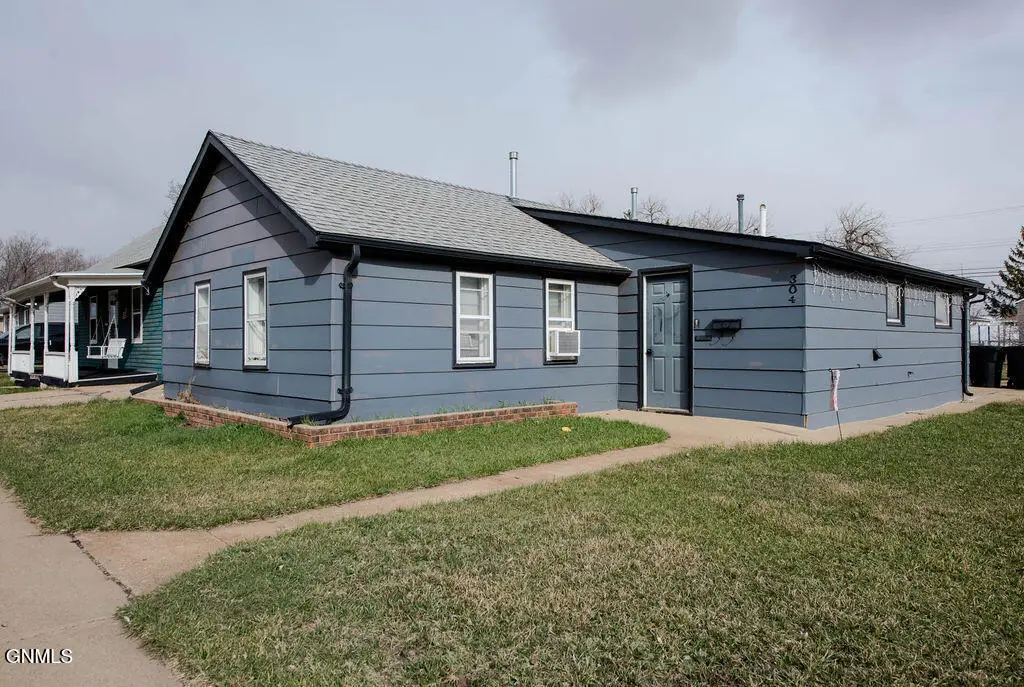 304 1st Street Sw, Dickinson, ND 58601 - #1