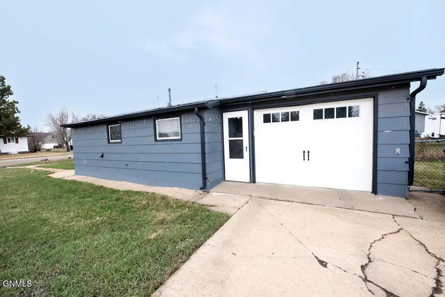 304 1st Street Sw, Dickinson, ND 58601 - #3