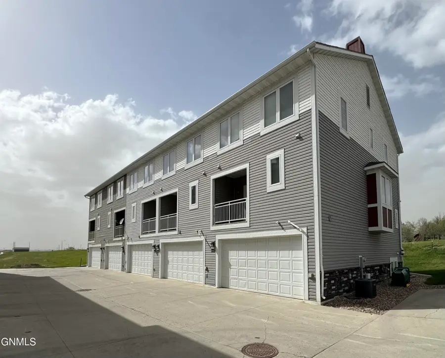 4005 Calgary Avenue, Bismarck, ND 58503 - #3