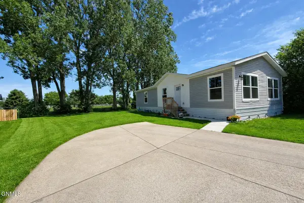 322 Bedford Boulevard, Bismarck, ND 58504