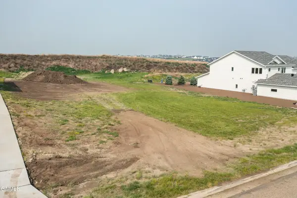 2012 Prairie Hawk Drive, Bismarck, ND 58503