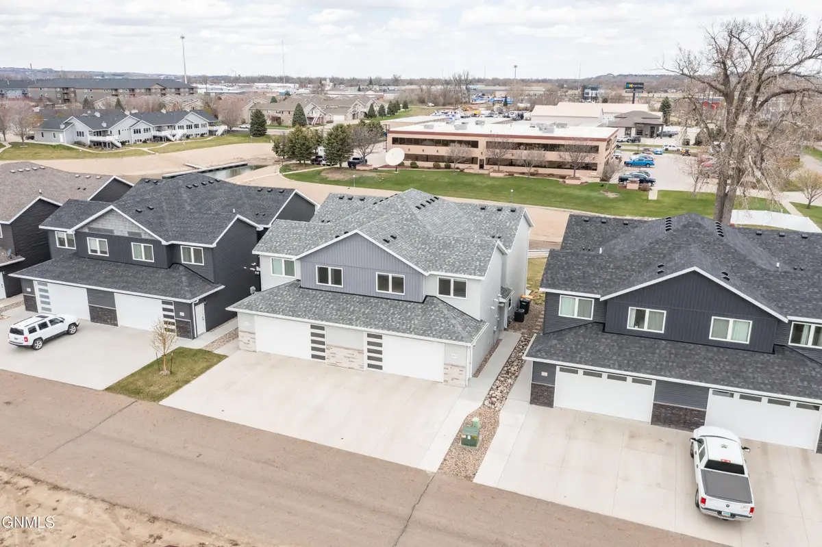 2425 Water Park Loop Se, Mandan, ND 58554 - #1