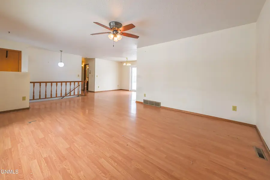 316 Summit Avenue, Hebron, ND 58638 - #3