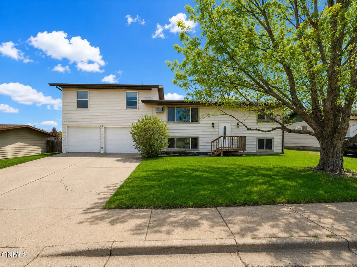 531 3rd Avenue Se, Dickinson, ND 58601 - #1