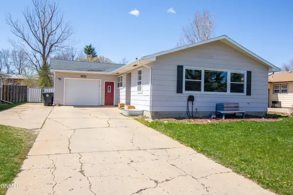 951 2nd Avenue W, Dickinson, ND 58601
