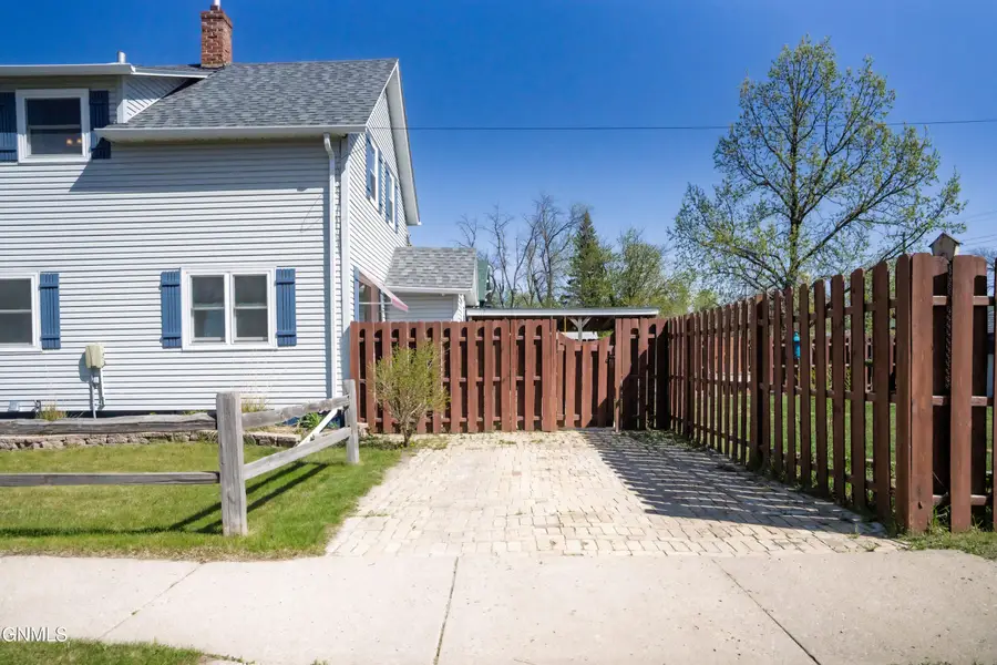 623 8th Avenue Se, Jamestown, ND 58401 - #3