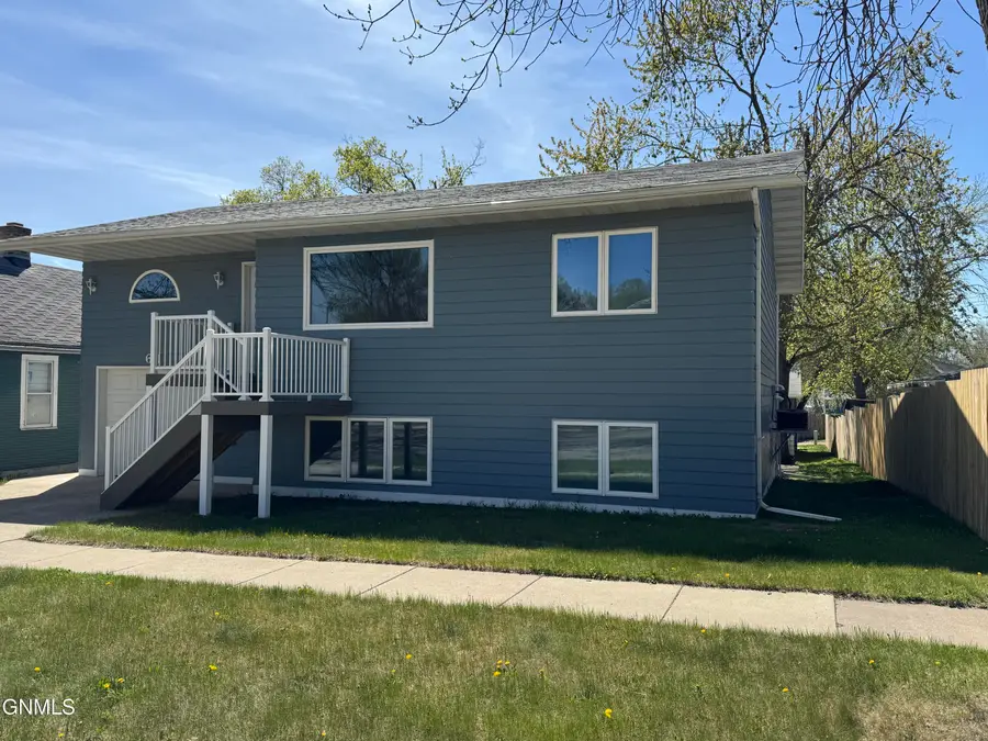 611 3rd Avenue Ne, Jamestown, ND 58401 - #3