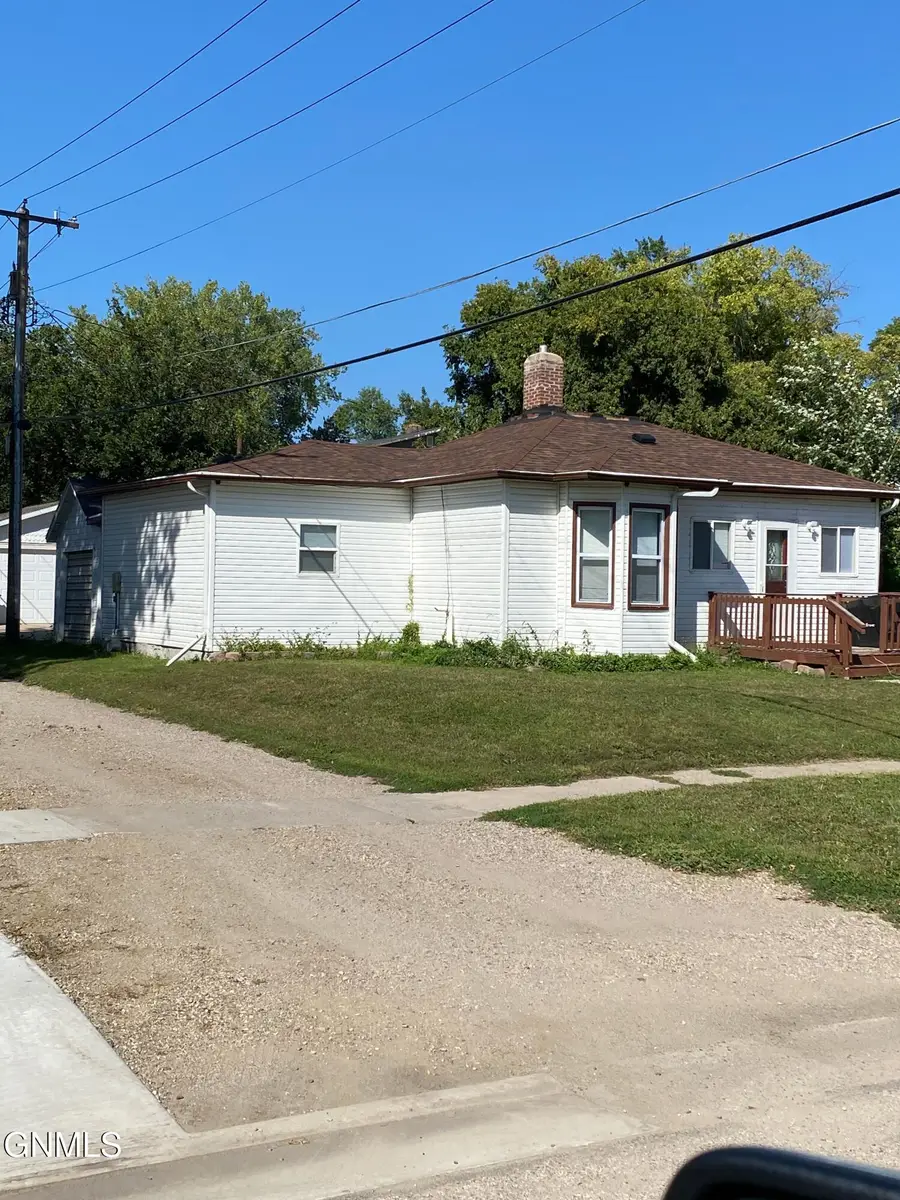 112 7th Street Nw, Jamestown, ND 58401 - #2
