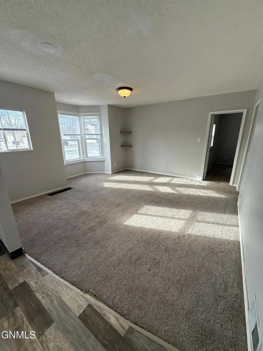 112 7th Street Nw, Jamestown, ND 58401 - #3