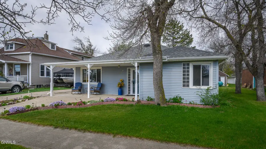 217 1st Avenue Nw, Hazen, ND 58545 - #2
