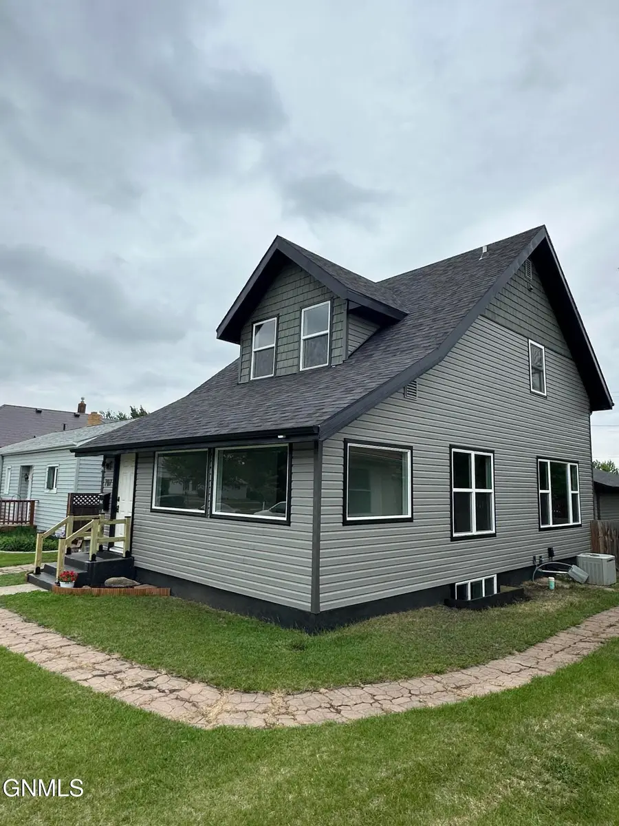 707 5th Avenue Se, Jamestown, ND 58401 - #2
