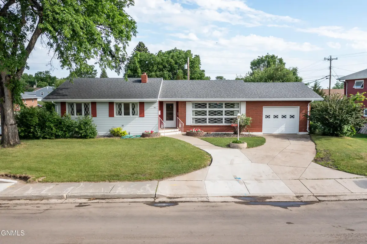 901 15th Street Nw, Mandan, ND 58554 - #1