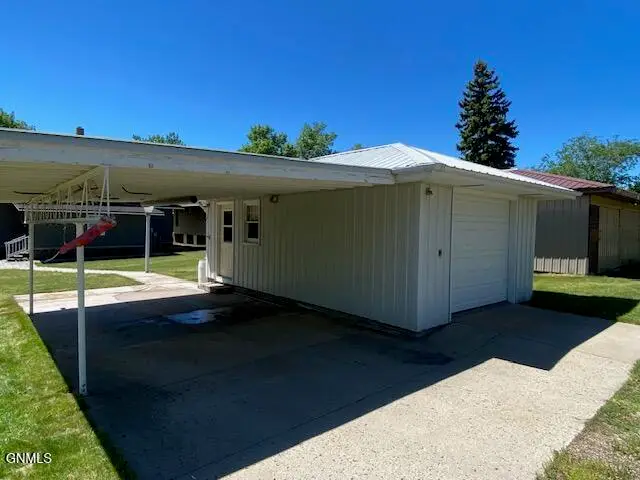 212 4th Street Nw, Beulah, ND 58523 - #2