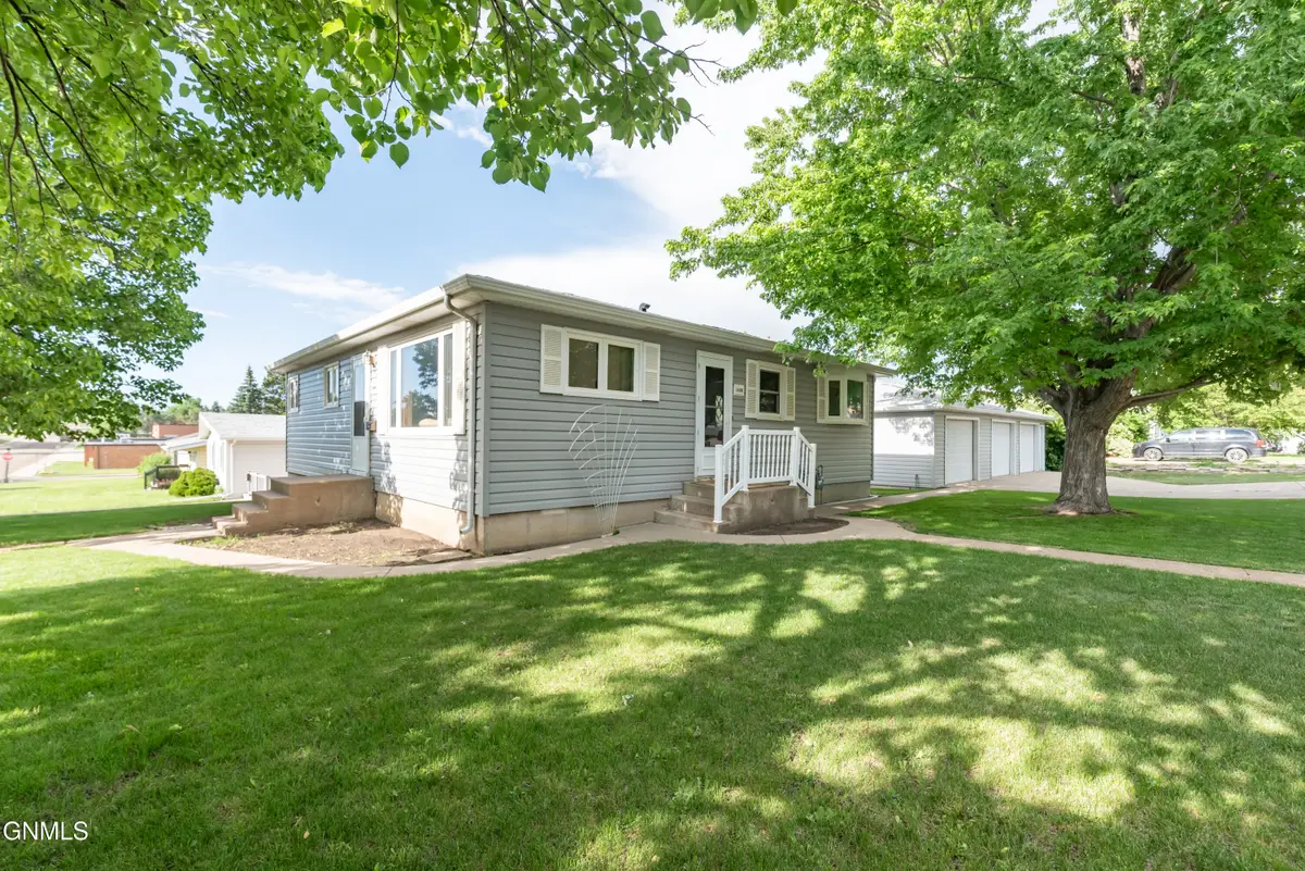 1400 6th Avenue Nw, Mandan, ND 58554 - #1